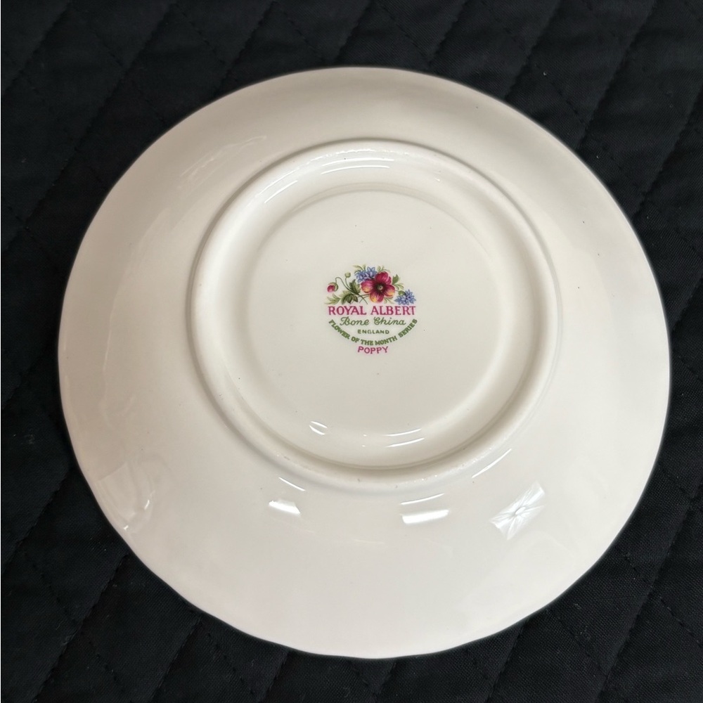 Royal Albert Bone China Flower of the Month August Poppy Teacup & Saucer - Picture 7 of 14